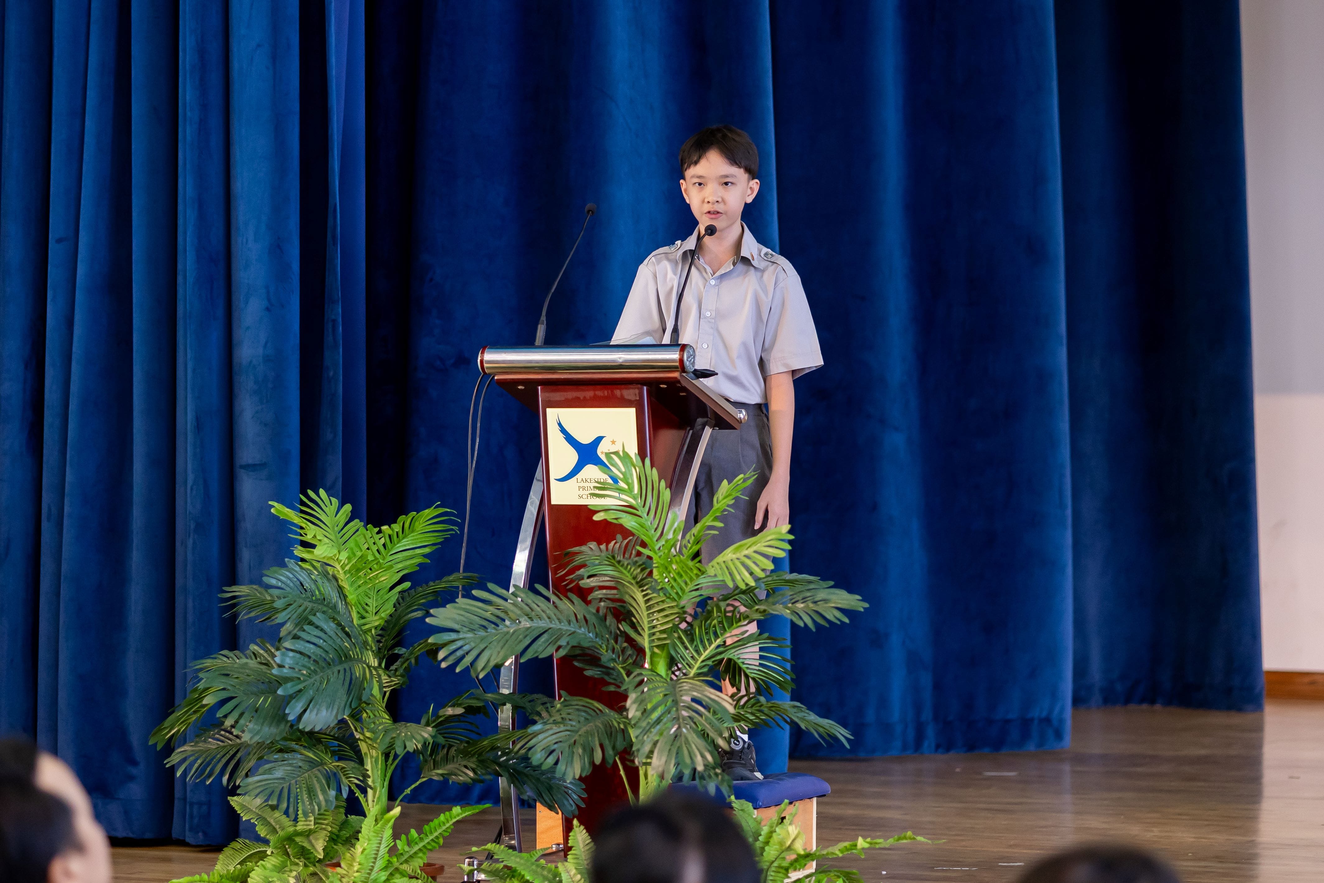 Our Veledictorian Leong Wei Yang giving his speech to the school